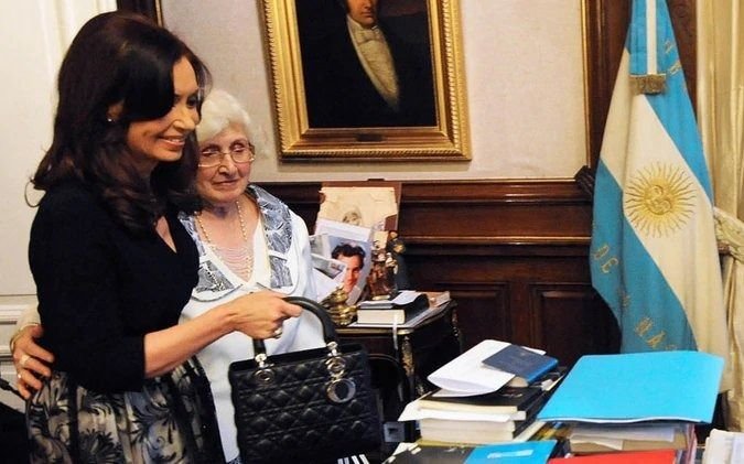 El presidente y personalidades de la política brindaron sus condolencias a Cristina