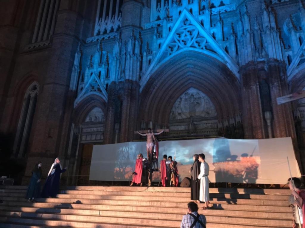 En el Viernes Santo la Iglesia aseguró: “Nos duele tanta oscuridad en el plano social”