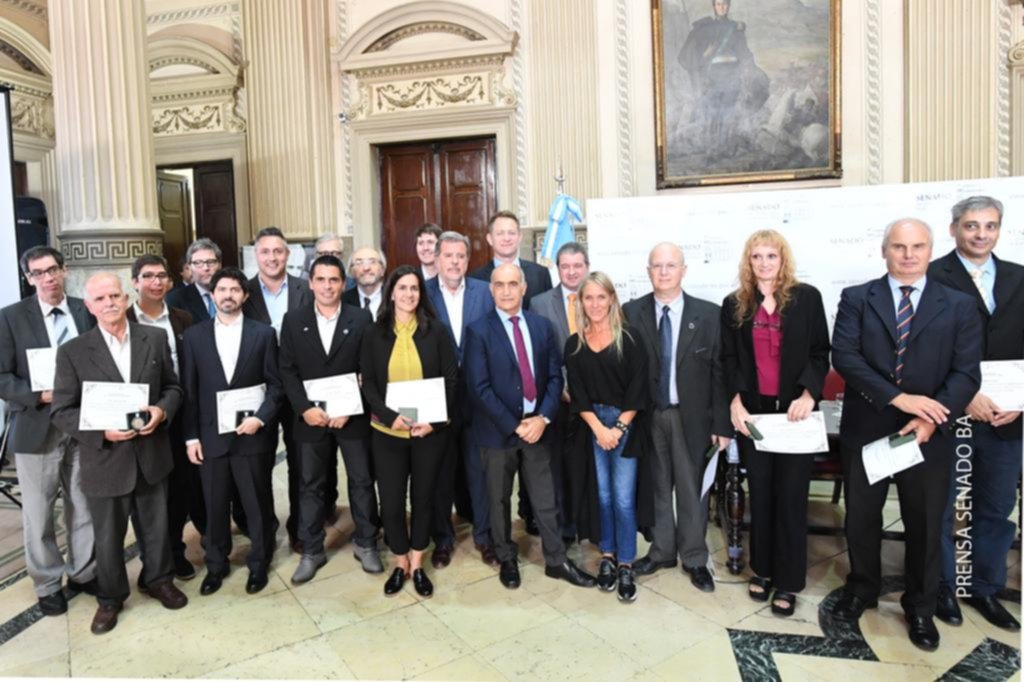 Homenaje a profesionales que pusieron en órbita un satélite argentino