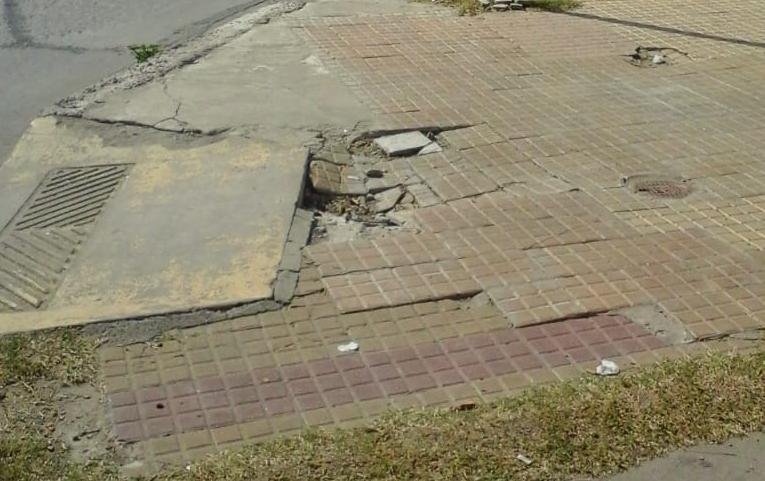 Complicado acceso a una rampa para discapacitados