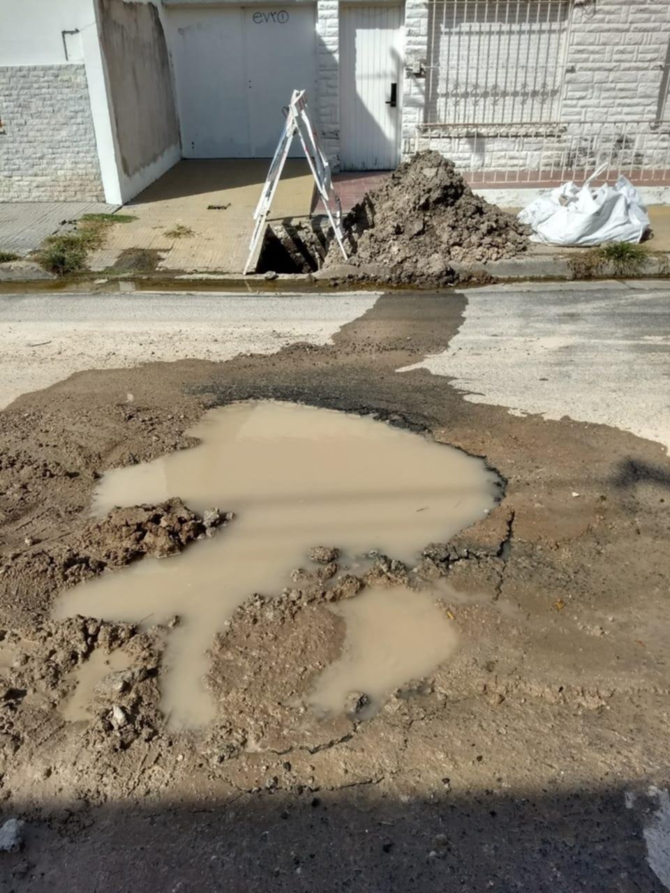 Repararon un desborde y destruyeron el asfalto