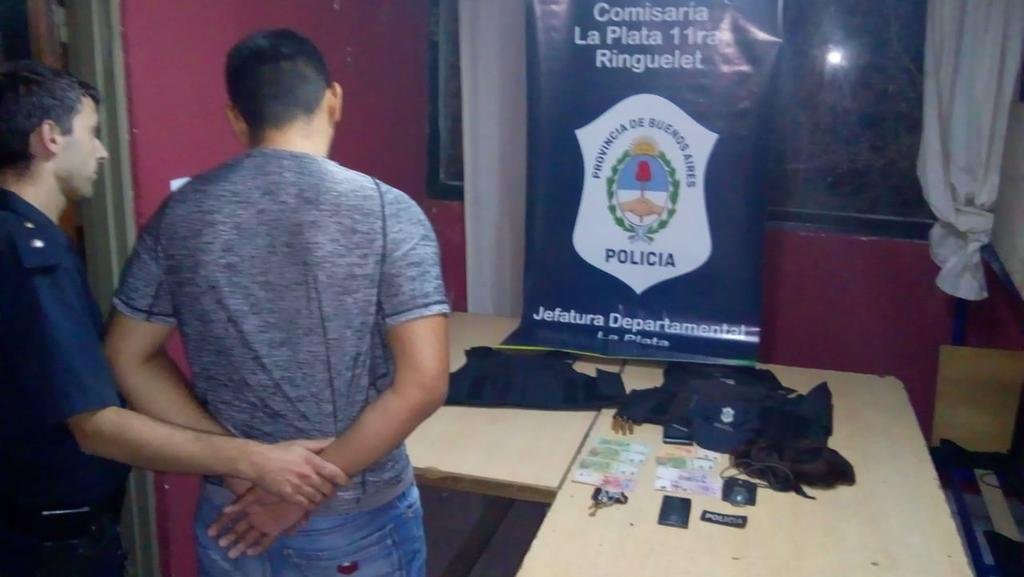 Le pegó a la mujer y ella lo denunció por robos: tenía chalecos antibala y peluca