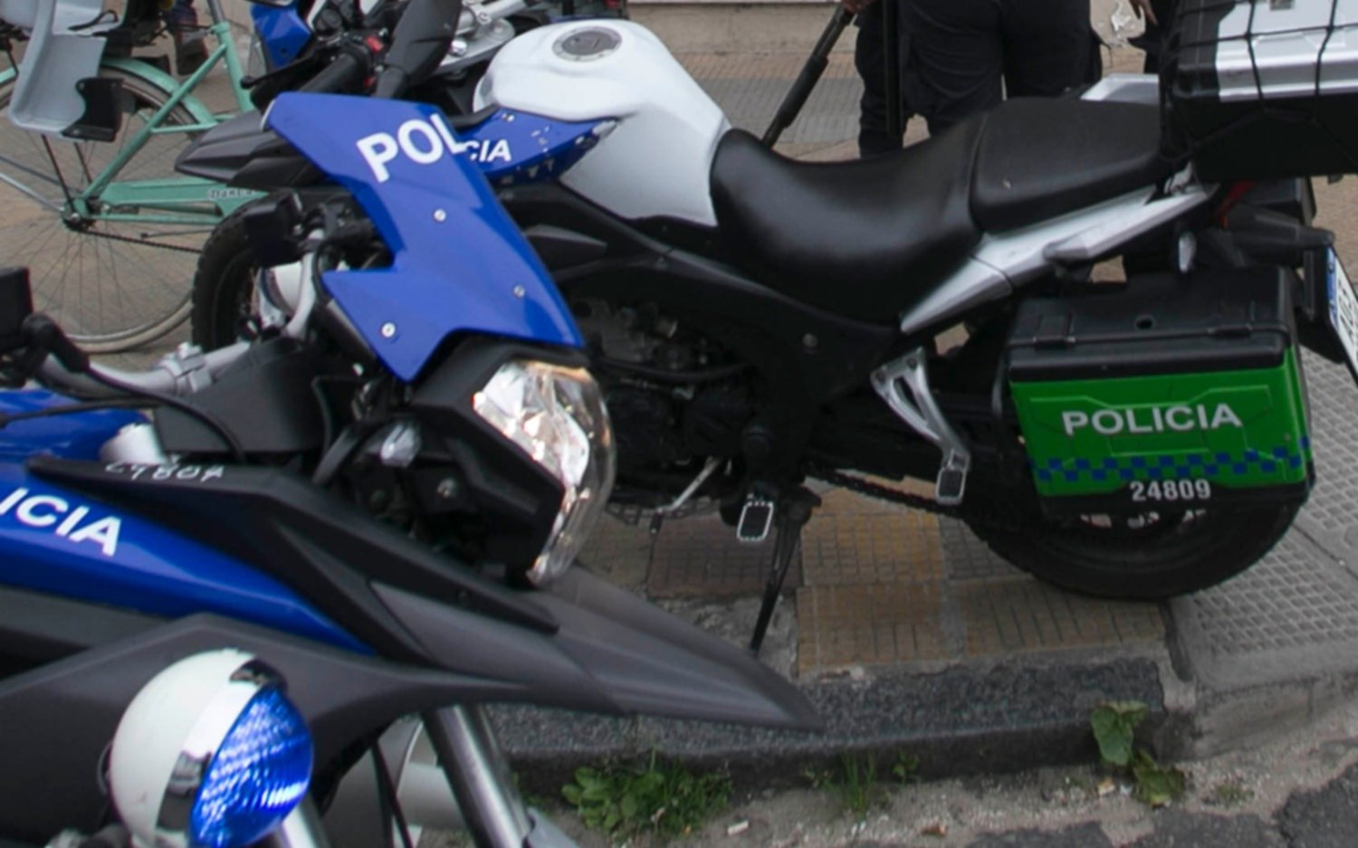 Un policía cayó con su moto en plena persecución en Berisso y sufrió heridas