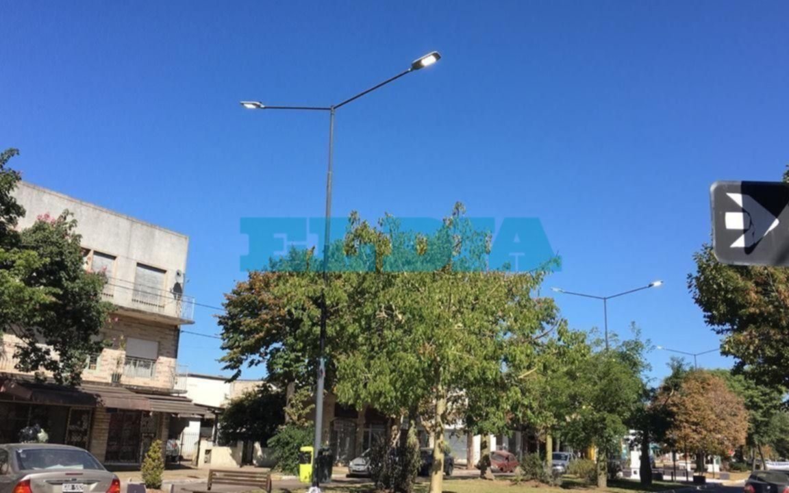 Leds encendidas a plena luz del día en Arana
