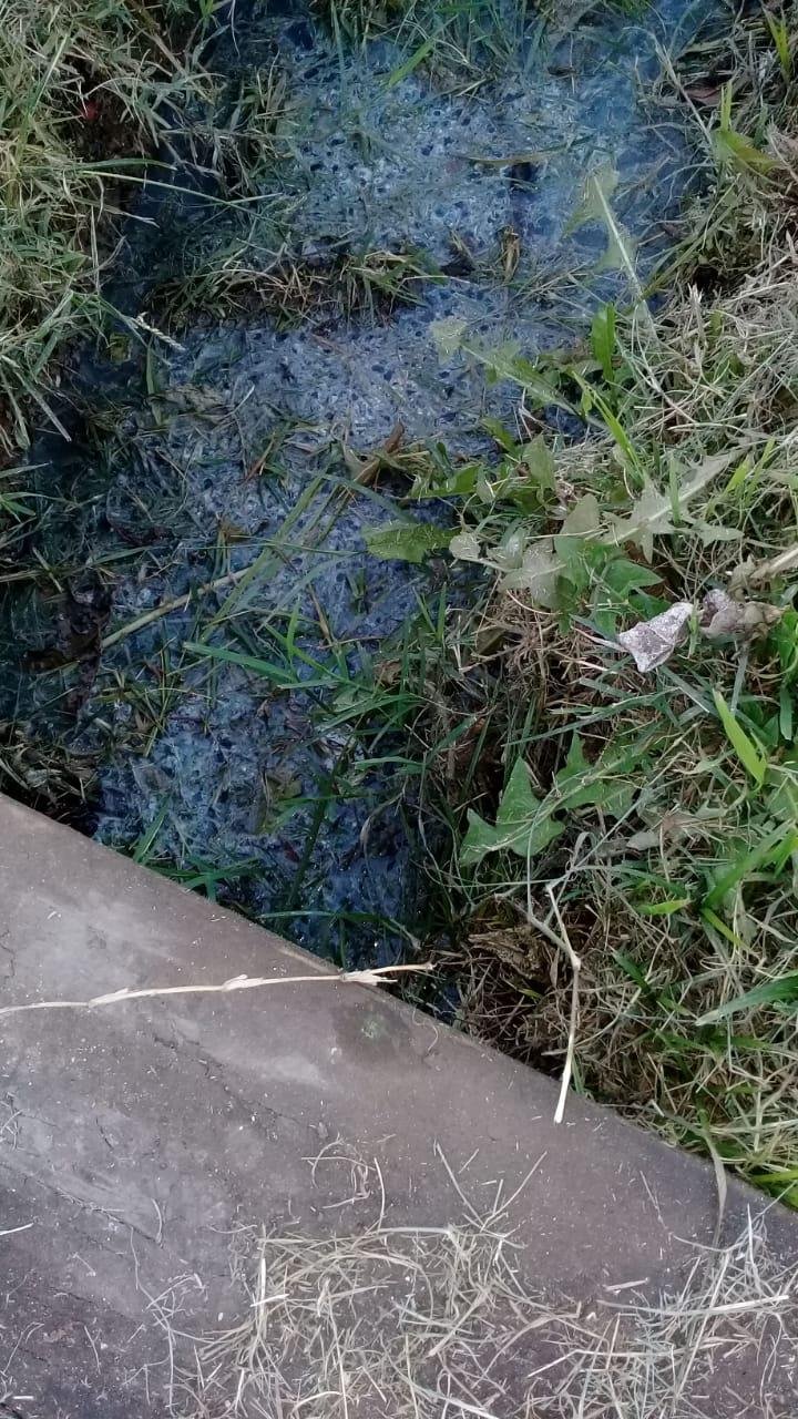 Vecinos aún esperan una solución por una zanja