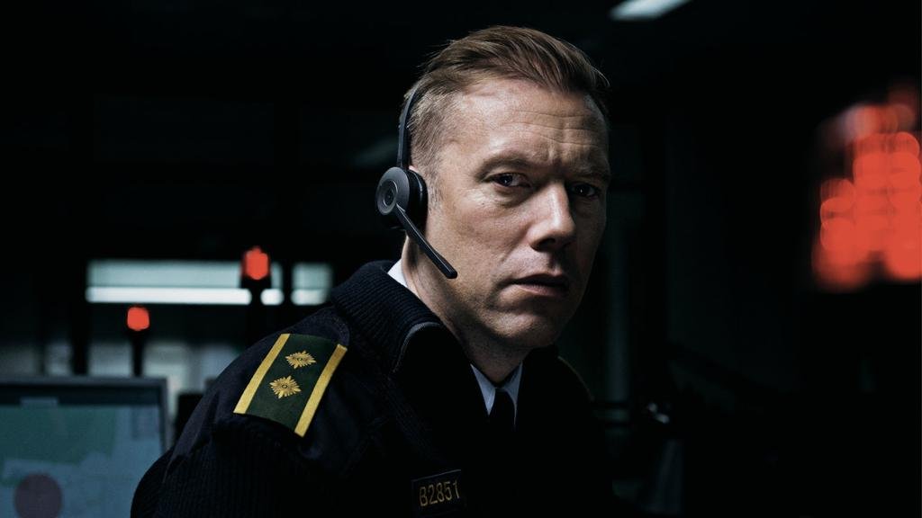 “La culpa”: un retorcido policial sobre el lado oscuro de las llamadas de emergencia