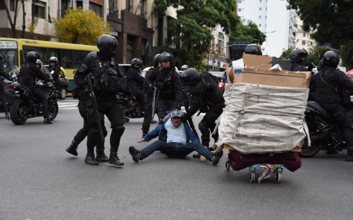 Dos detenidos por incidentes entre manifestantes y policías frente a Desarrollo Social 