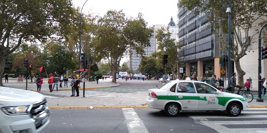 Caos vial en Plaza Moreno por una protesta de las organizaciones sociales