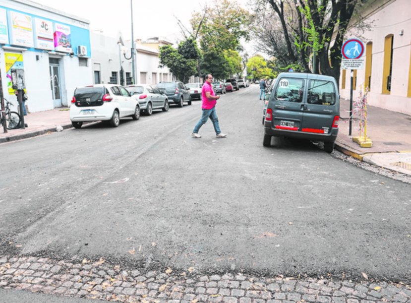 Adoquines tapados sin autorización del Concejo Deliberante