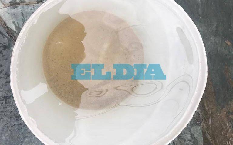 Nuevo reclamo en Villa Castells por canillas que en vez de agua sale arena