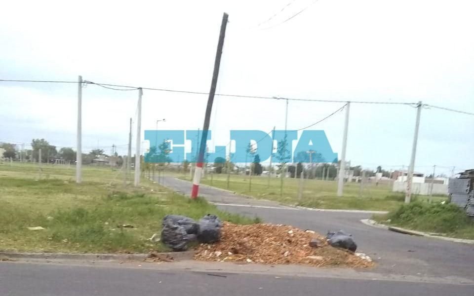 Una batería de reclamos en Altos de San Lorenzo: desde pastizales hasta autos quemados