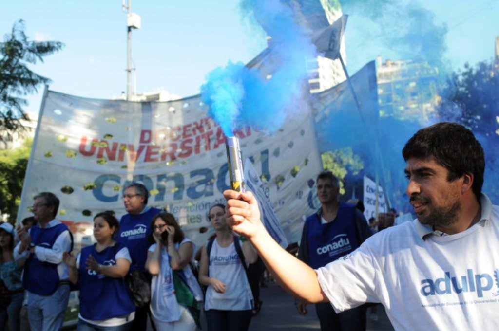 Universitarios rechazan la oferta y paran el 30