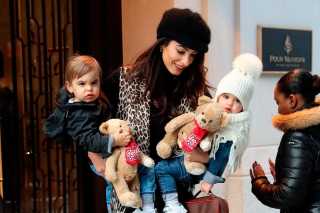 No tienen dos años pero los hijos de Clooney ya aprenden tres idiomas
