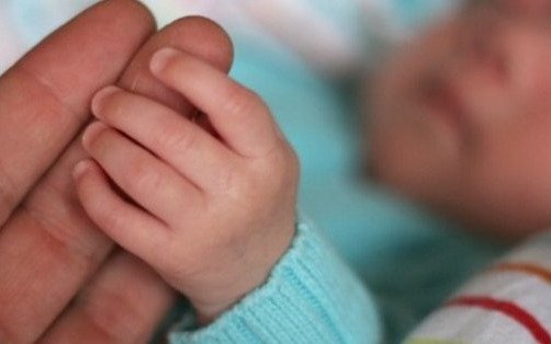 Ladrón golpeó a beba de tres meses con una piedra porque no pudo robarle a su madre