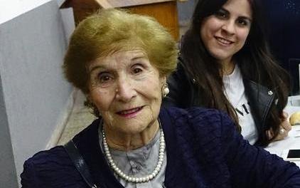 A sus 94, Irene enseña eutonía para sanar