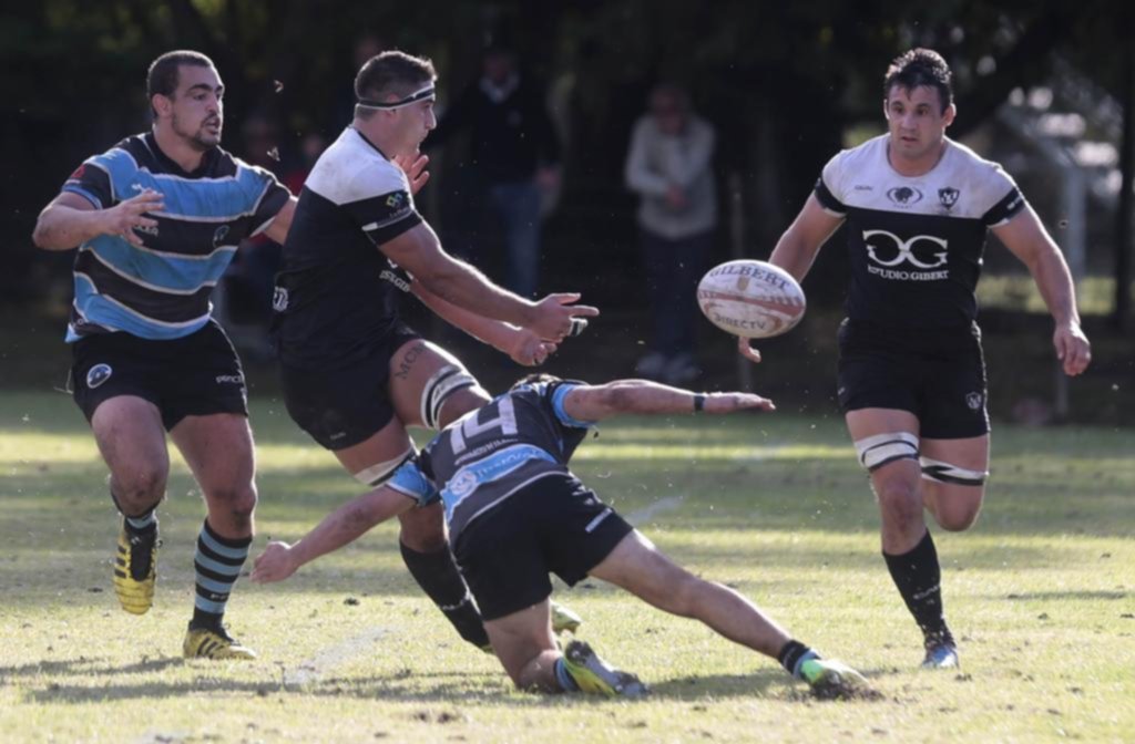 Universitario jugó en gran nivel y se floreó ante Liceo Naval