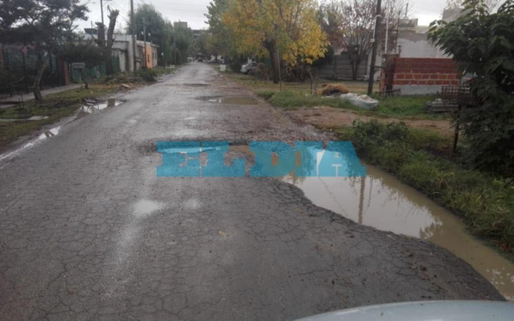 Malestar por baches en zona de Villa Elvira