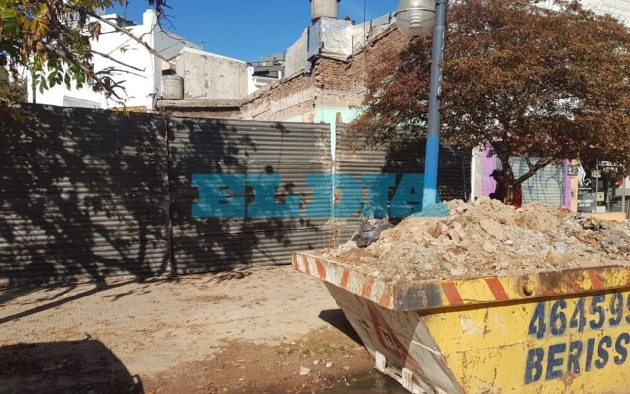 Un obrero cayó en un pozo de seis metros y hubo tensión en el Centro