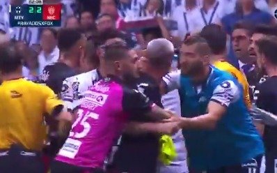 Escándalo en México entre jugador argentino y un ex Gimnasia que es DT