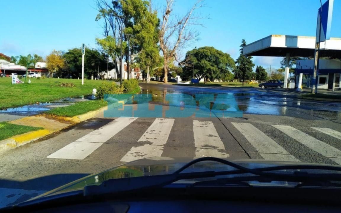 Caudalosa pérdida en la calle, sin presión en el hogar