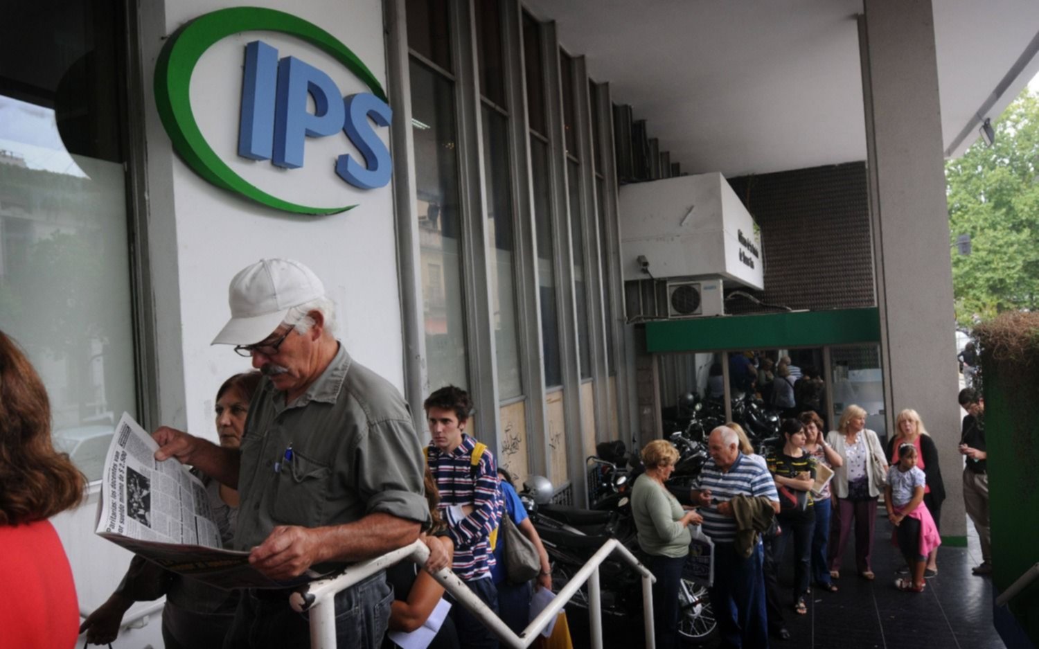 Jubilados docentes de la Provincia cobrarán el aumento salarial el martes 7 de mayo