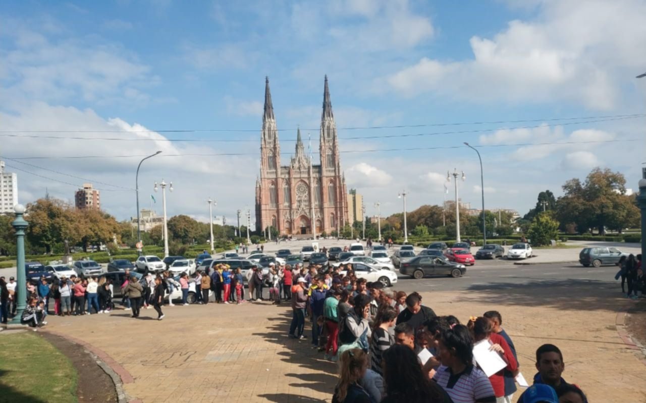 Un precandidato peronista juntó a 200 desocupados que quieren ser barrenderos 