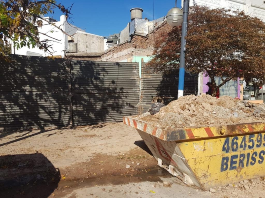 Cayó a los cimientos de una obra y está internado