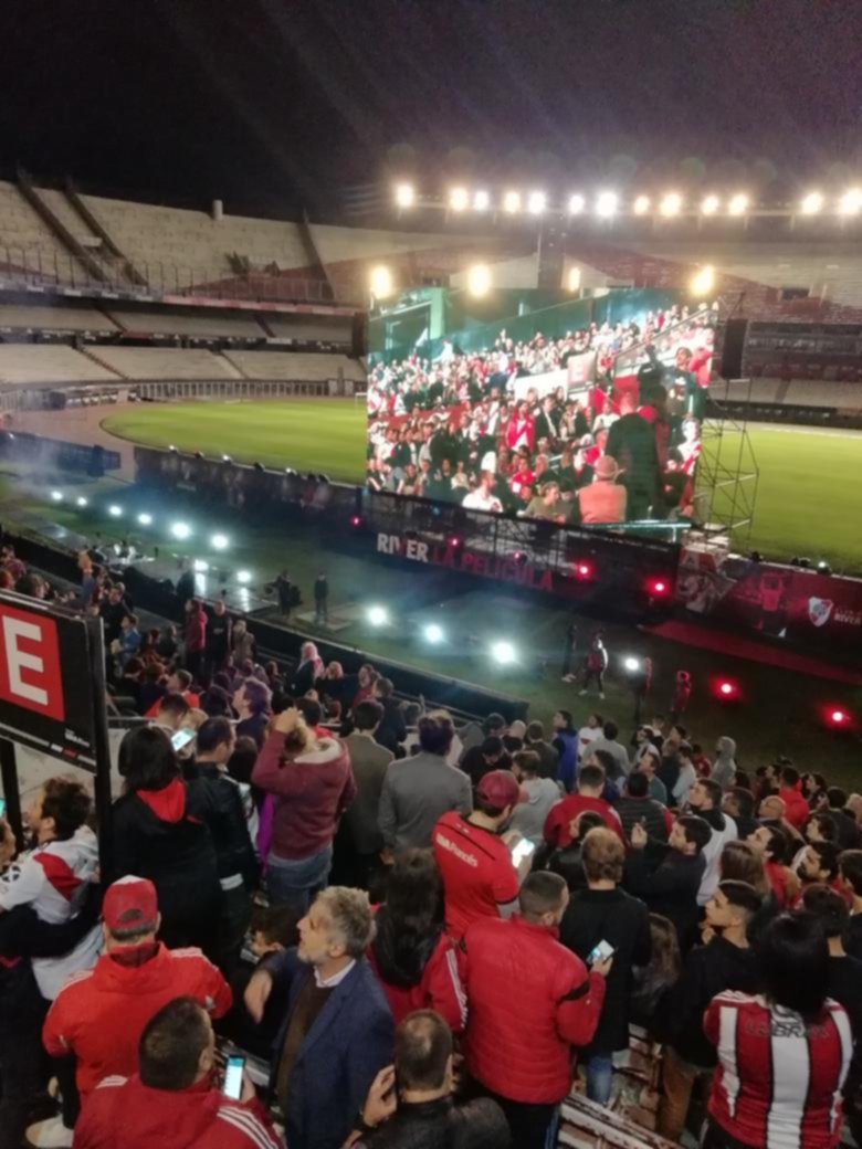 Furor en el estreno de la película River en el Monumental