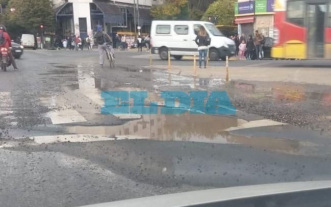 Denuncian hundimiento del asfalto en diagonal 80 y 1