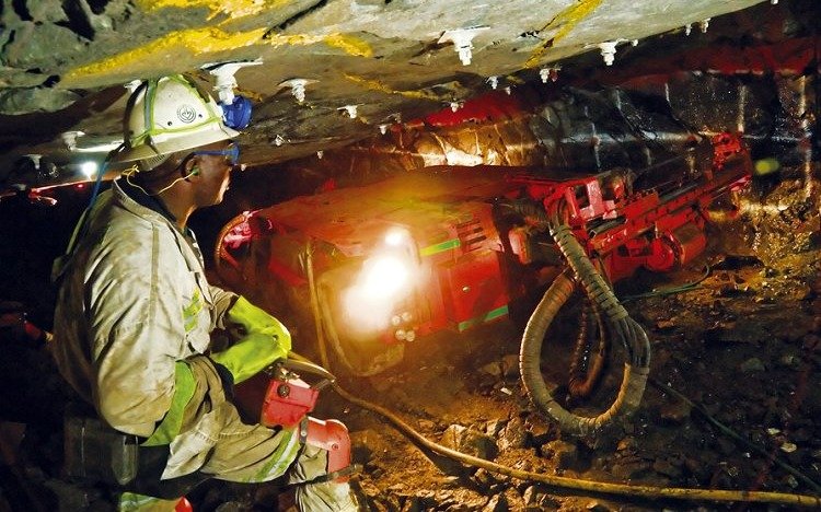 Unos 1.800 mineros quedaron atrapados en una mina de platino en Sudáfrica