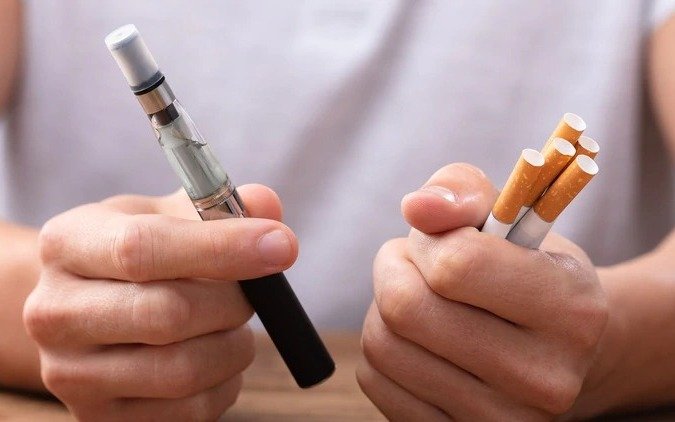 Fumar o "vapear" favorece la aparición de la neumonía por Covid-19, según especialistas