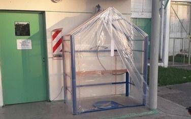 Construyen cabinas de desinfección para sumar más medidas de prevención contra el COVID-19