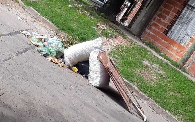 Se acumula basura en las calles de Barrio Hipódromo