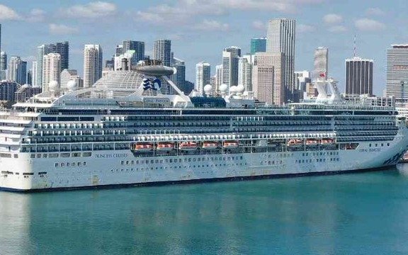 Mueren dos pasajeros por coronavirus a bordo de un crucero que se dirige a Miami