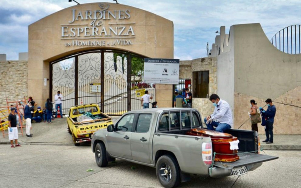 En Guayaquil comenzarán a sepultar muertos en ataúdes de cartón corrugado