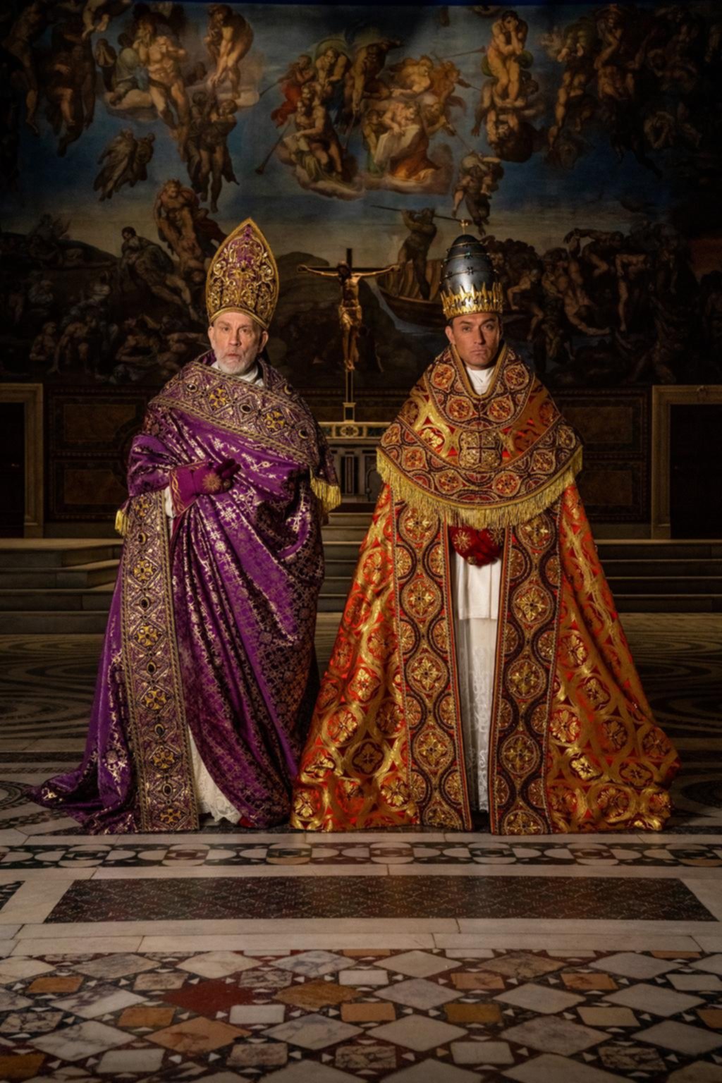 Jude Law compite con John Malkovich en “The New Pope”