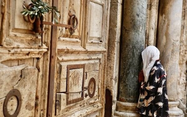 Jerusalén: un domingo sin Ramos y misa íntima por el cierre histórico del Santo Sepulcro