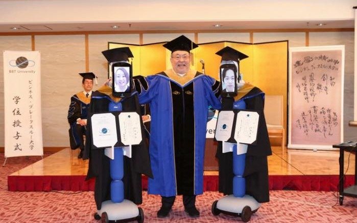 Se recibieron y retiraron el diploma a través de robots vestidos con trajes de graduación
