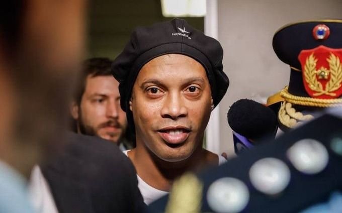 Tras pagar millonaria fianza, otorgan prisión domicialiaria a Ronaldinho