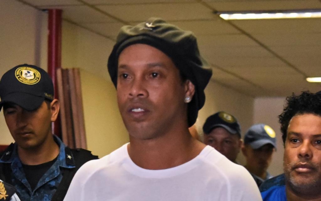 Ronaldinho logró la prisión domiciliaria tras pagar millonaria fianza