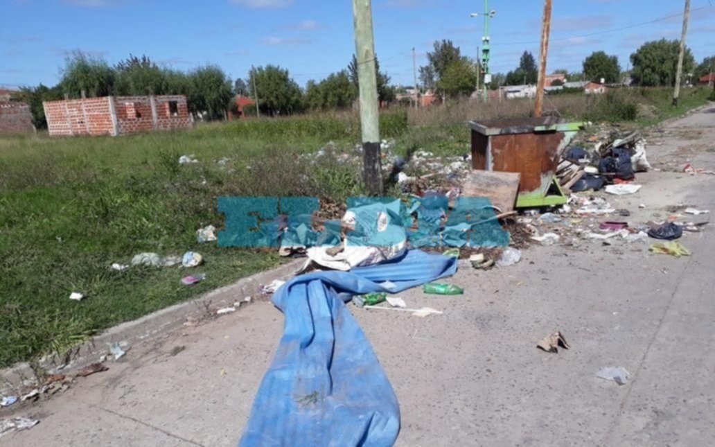 Hartazgo vecinal en Barrio Aeropuerto por contenedores que rebalsan de basura
