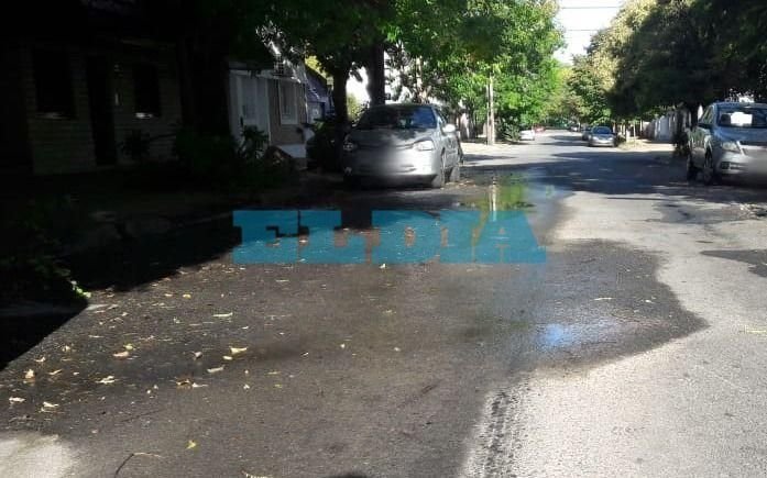 Una pérdida suma más problemas en La Loma: falta de agua y ahora destrucción de calle y vereda