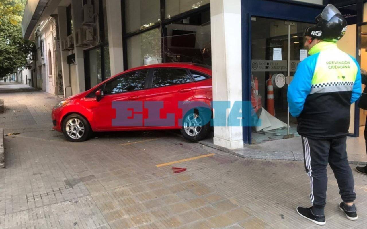 Un auto se incrustó en una sucursal del Banco Nación