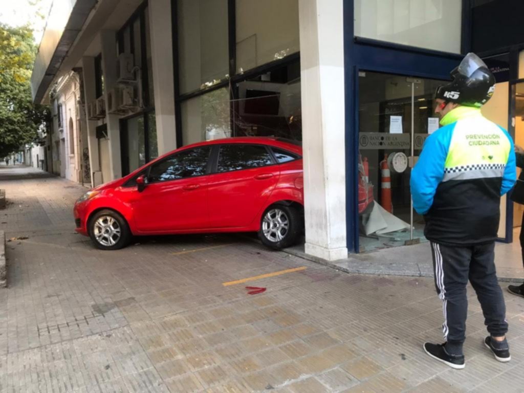 Un auto se estrelló contra un banco