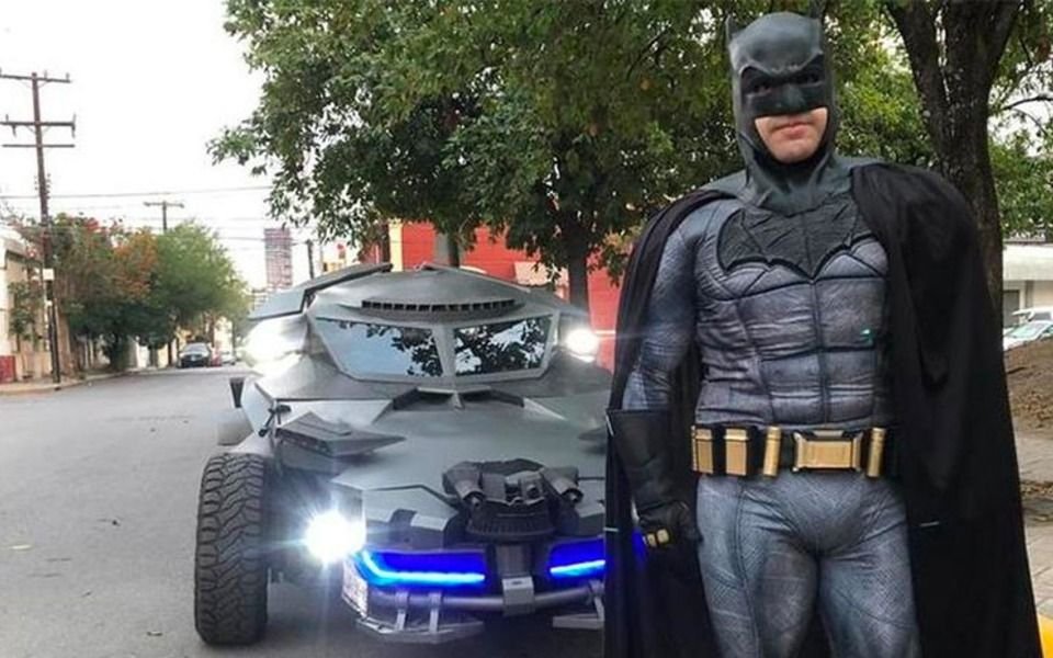 VIDEO.- Batman mexicano hace cumplir la cuarentena