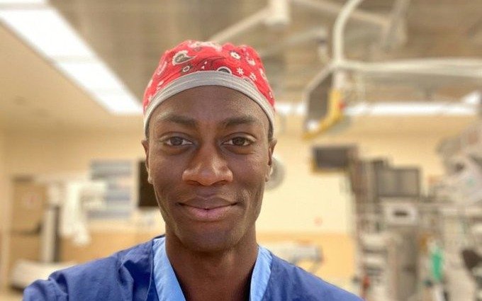 "TikTok Doc": los bailes de un médico que curan el desánimo general en la pandemia