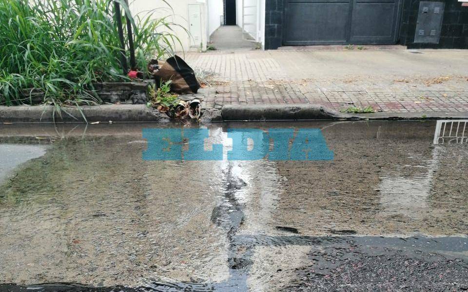 Una pérdida de agua en 16 y 63 ya lleva una semana