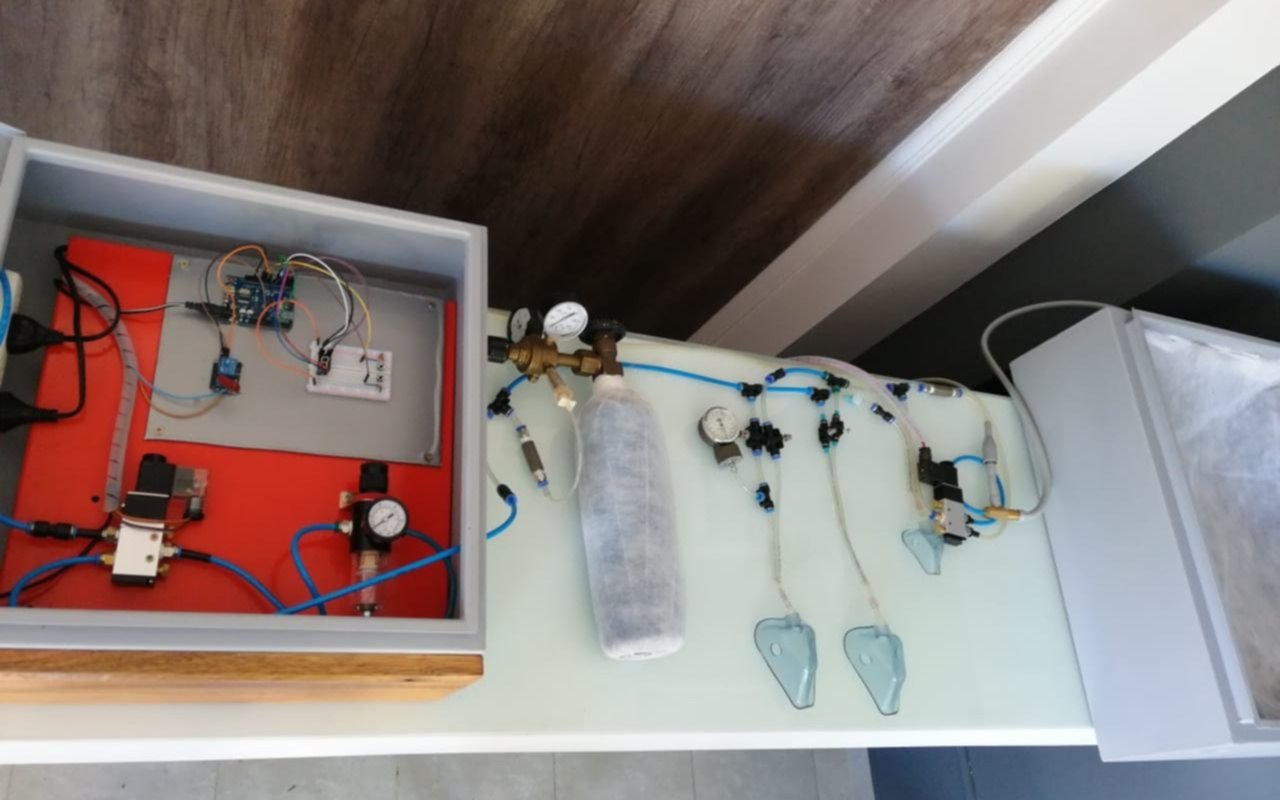 Dos platenses crearon el prototipo de un respirador de bajo costo y para conectar a varios pacientes