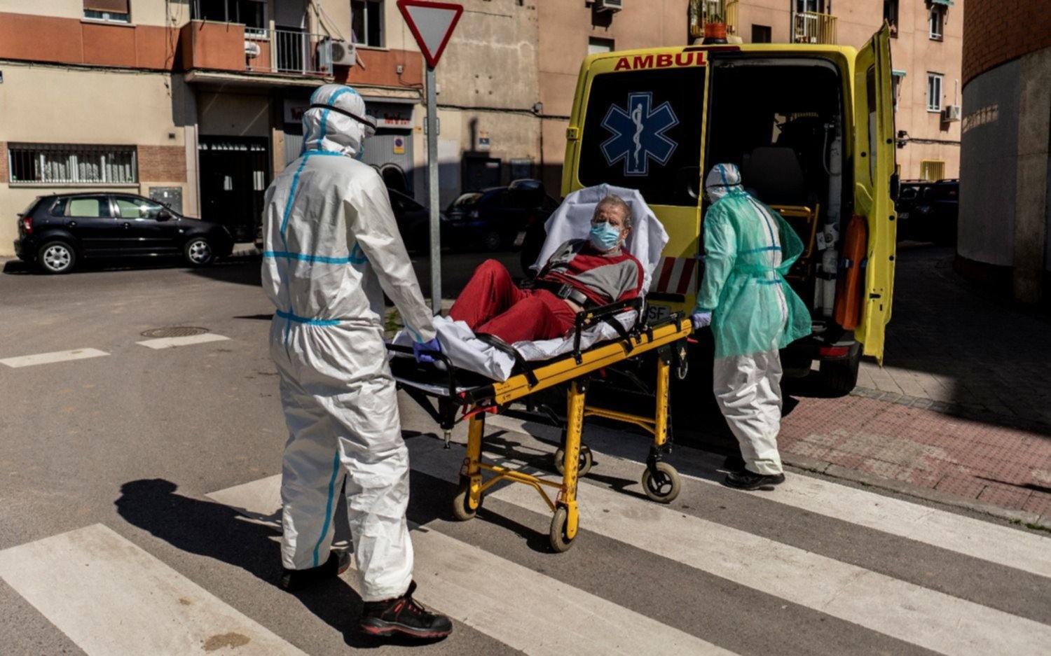 España registró otra baja en la cantidad de fallecidos, pero subió el de contagios