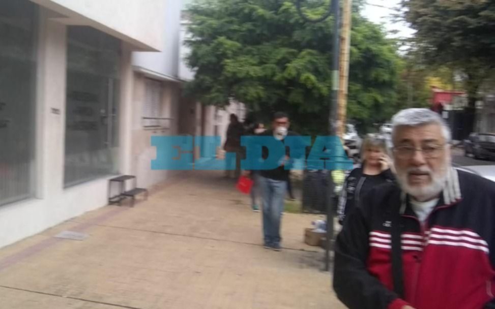 Denuncias por faltante de dosis y filas eternas: así sigue la aplicación de la vacuna antigripal en La Plata